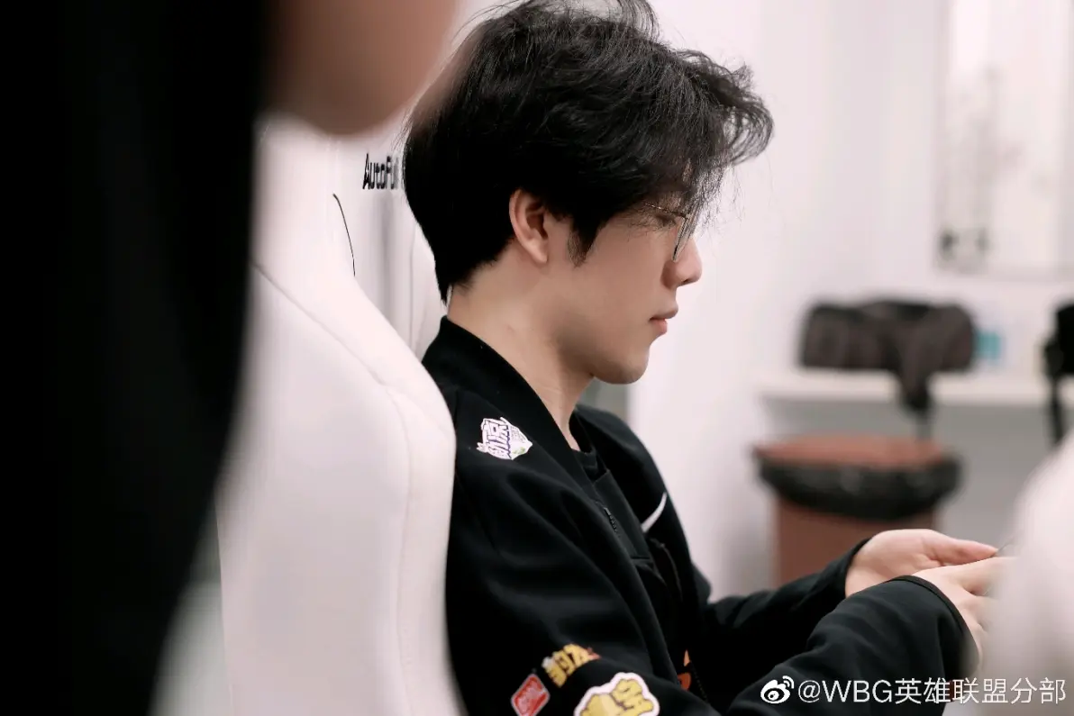 关于TheShy连续十五场比赛得分超过比赛局势复杂，C9不断突破！观众掌声雷动的信息