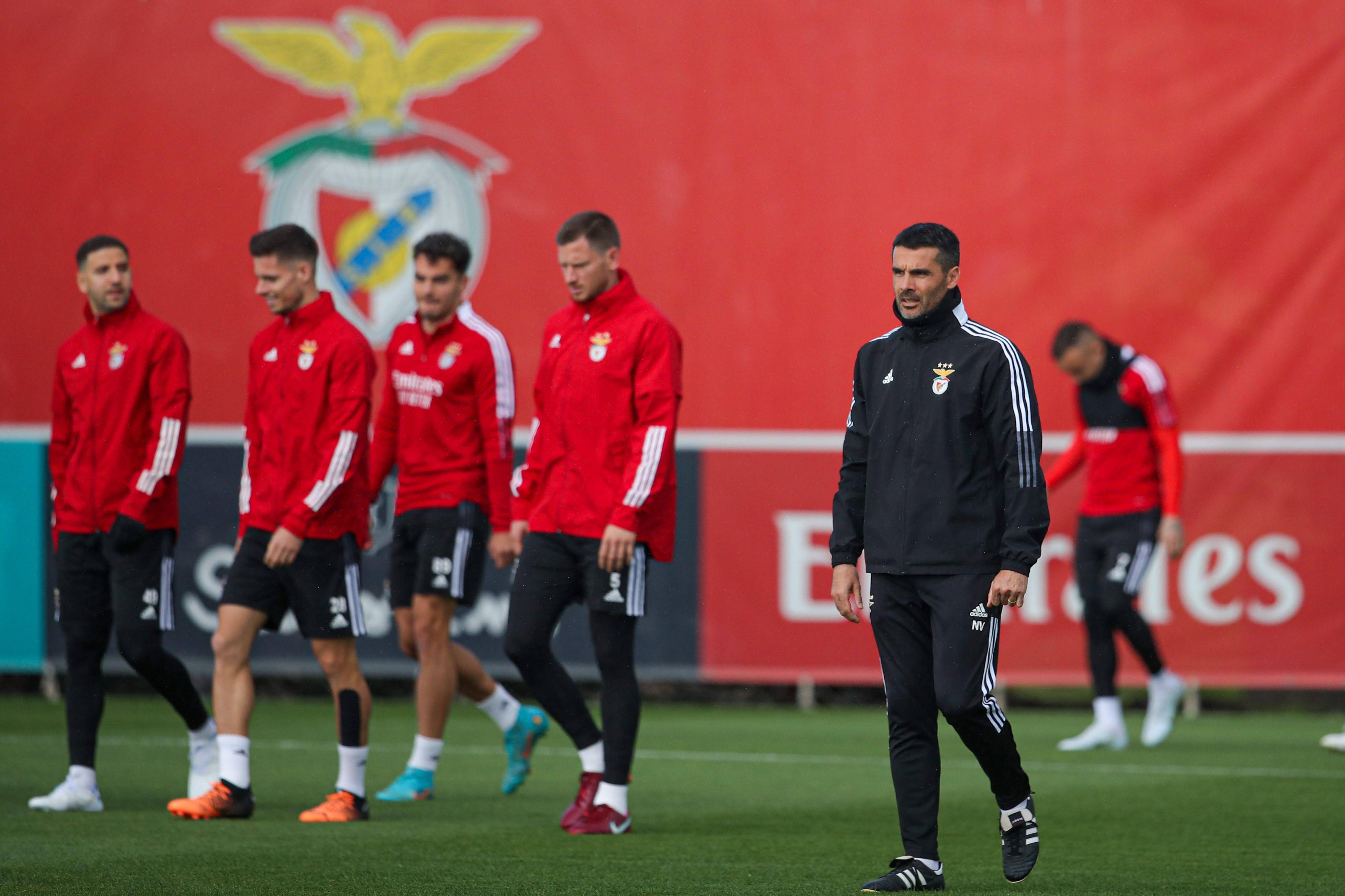 包含冲刺阶段体能课后,本菲卡主帅复盘备战欧冠,信心回归,高层口径保持一致的词条 包含冲刺阶段体能课后,本菲卡主帅复盘备战欧冠,信心回归,高层口径保持一致的词条