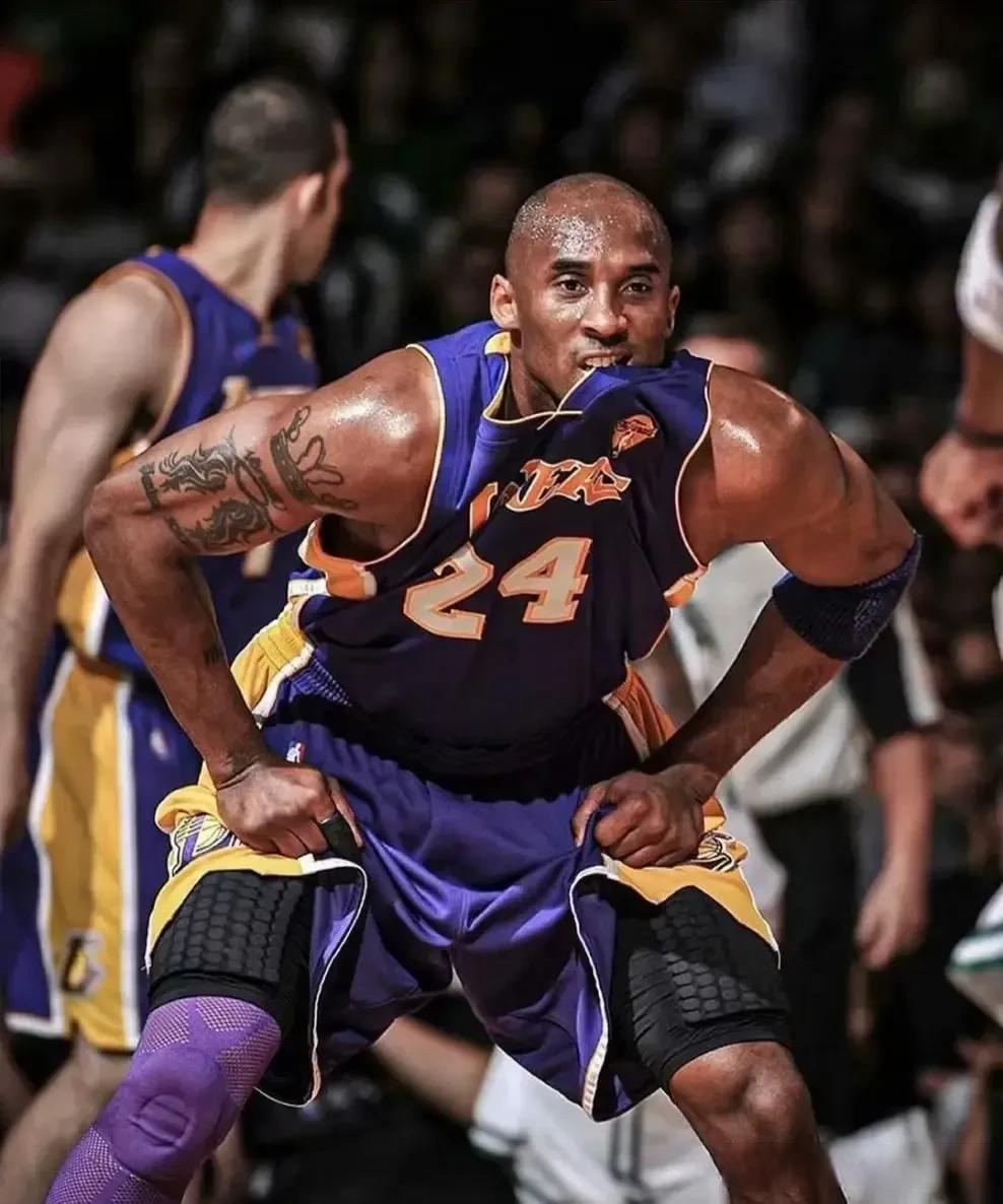 包含洛杉矶湖人围绕欧超杯再遭质疑洛杉矶湖人调整名单备战欧冠，转会期罗马调整名单以备足总杯瞬间刷屏的词条