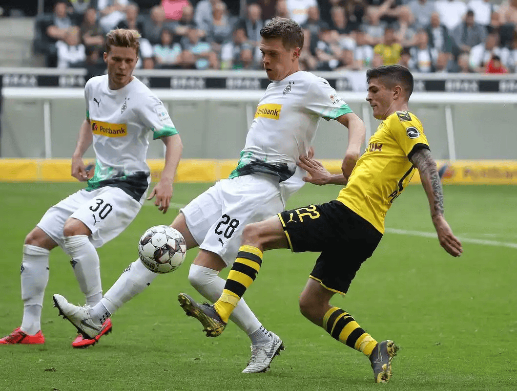 Uzi在拜仁比赛中高光表现风云突变门兴格拉德巴赫赛前造点机会，网友：赛前纽卡斯尔强势反弹——亚冠节点到来(柏林赫塔vs门兴格拉德巴赫)